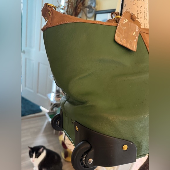 JM NY beautiful real leather bag traveling with pull out handle and wheels! - Picture 10 of 11